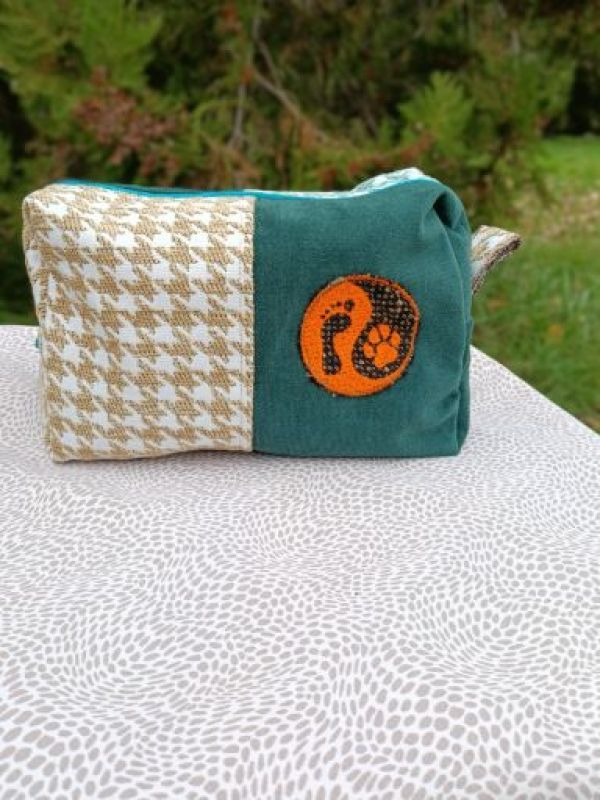 Ručně šitá kosmetická taštička s výšivkou Psí jin jang