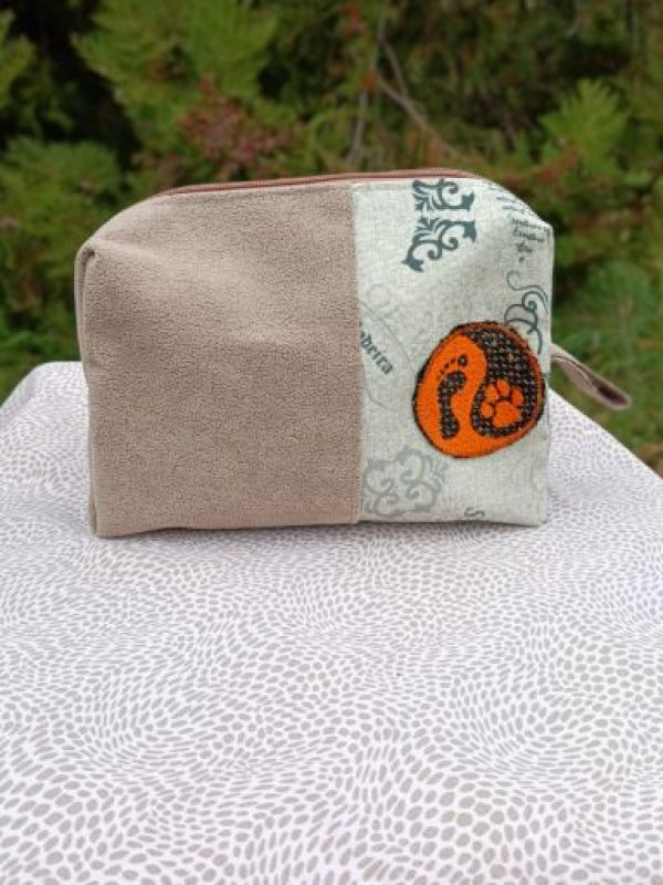 Ručně šitá kosmetická taštička s výšivkou Psí jin jang