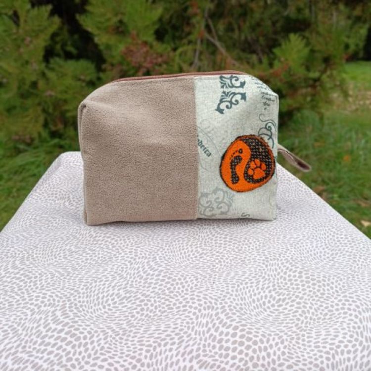 Ručně šitá kosmetická taštička s výšivkou Psí jin jang
