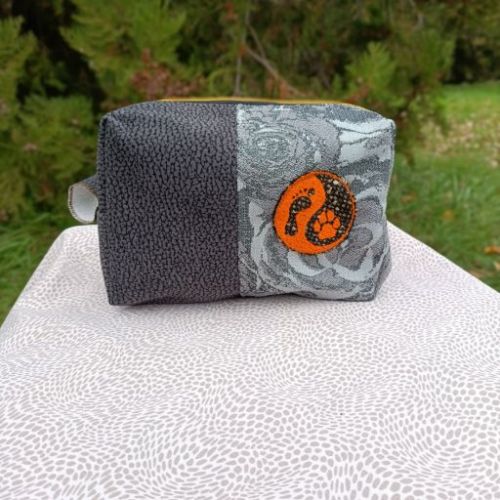 Ručně šitá kosmetická taštička s výšivkou Psí jin jang