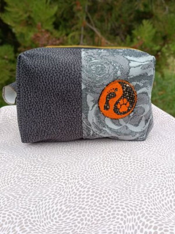 Ručně šitá kosmetická taštička s výšivkou Psí jin jang