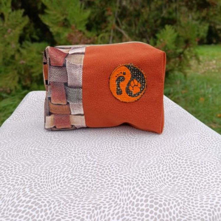 Ručně šitá kosmetická taštička s výšivkou Psí jin jang