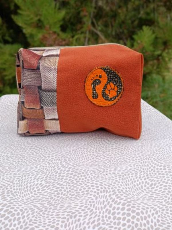 Ručně šitá kosmetická taštička s výšivkou Psí jin jang