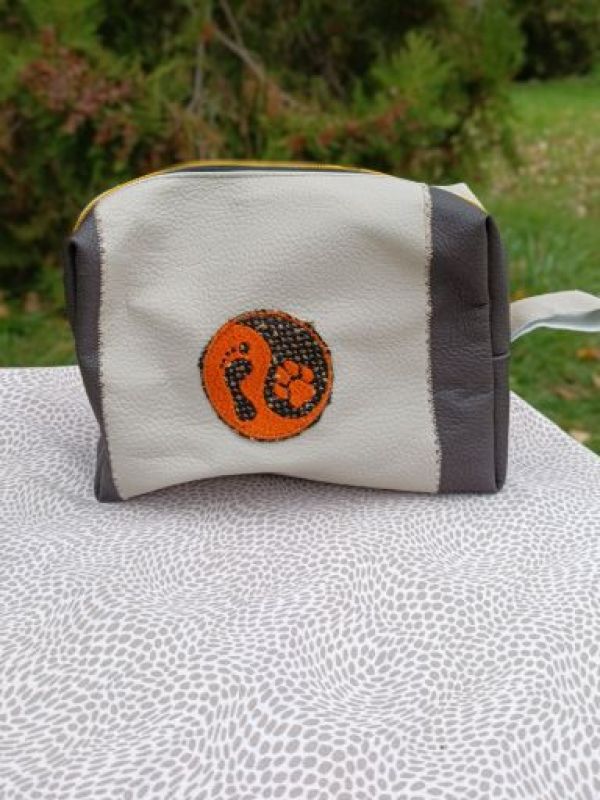 Ručně šitá kosmetická taštička s výšivkou Psí jin jang