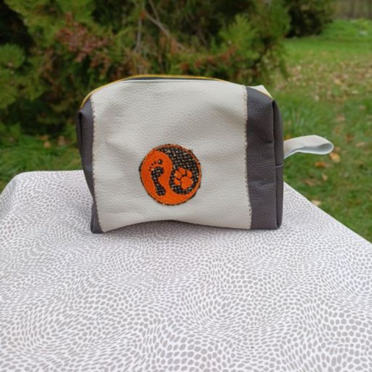 Ručně šitá kosmetická taštička s výšivkou Psí jin jang