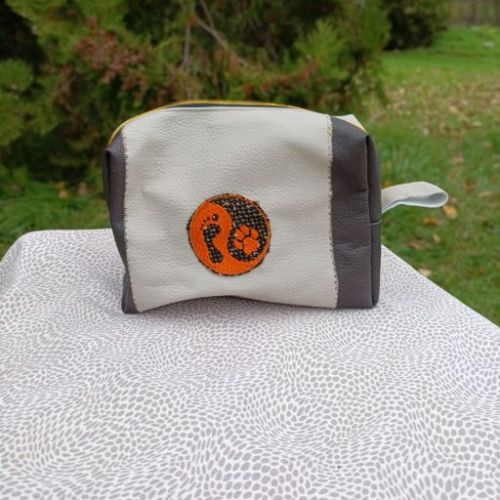 Ručně šitá kosmetická taštička s výšivkou Psí jin jang