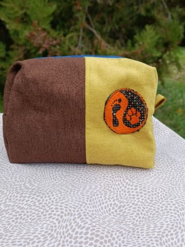Ručně šitá kosmetická taštička s výšivkou Psí jin jang