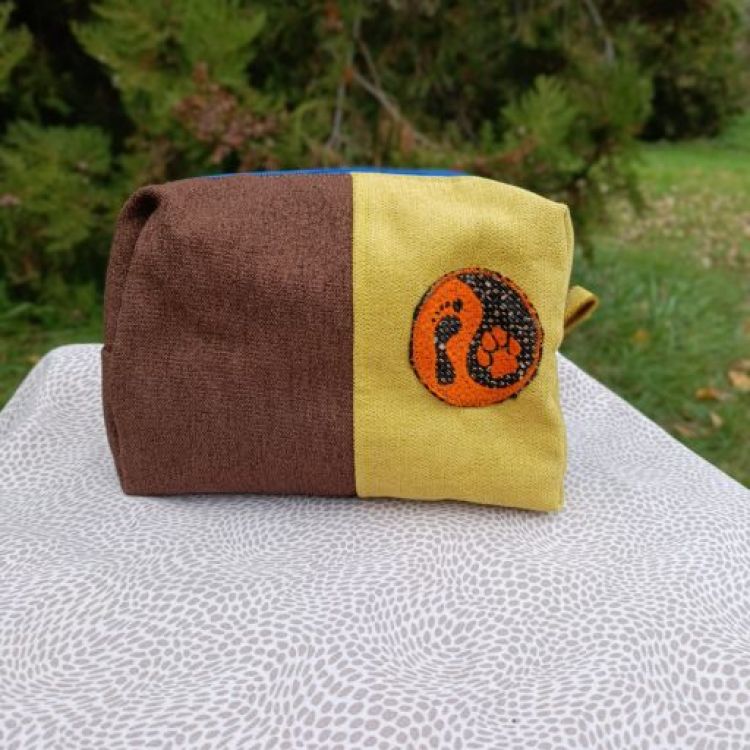 Ručně šitá kosmetická taštička s výšivkou Psí jin jang