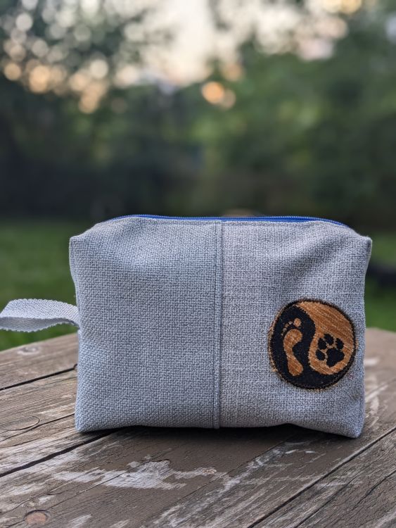 Ručně šitá kosmetická taštička s výšivkou Psí jin jang