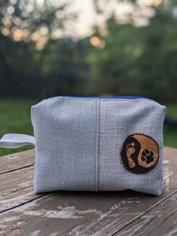 Ručně šitá kosmetická taštička s výšivkou Psí jin jang