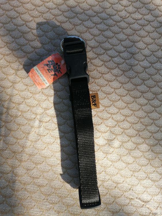 Černý nylonový obojek