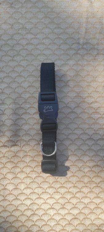 Černý nylonový obojek