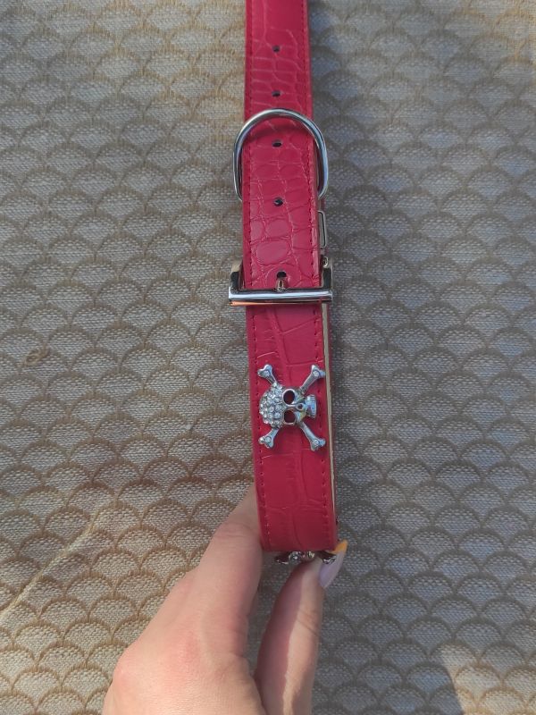 Růžový kožený obojek s lebkami