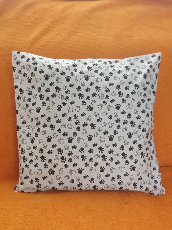 Handmade povlak na polštář s tlapičkami