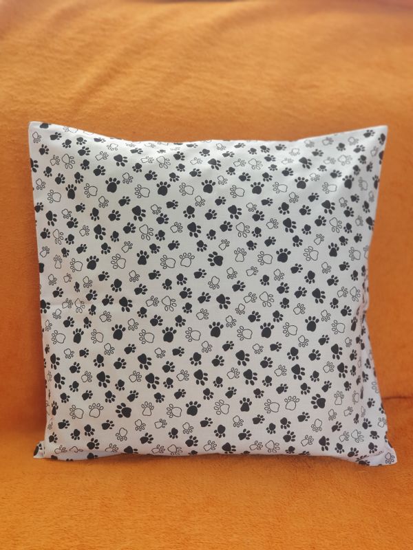 Handmade povlak na polštář s tlapičkami