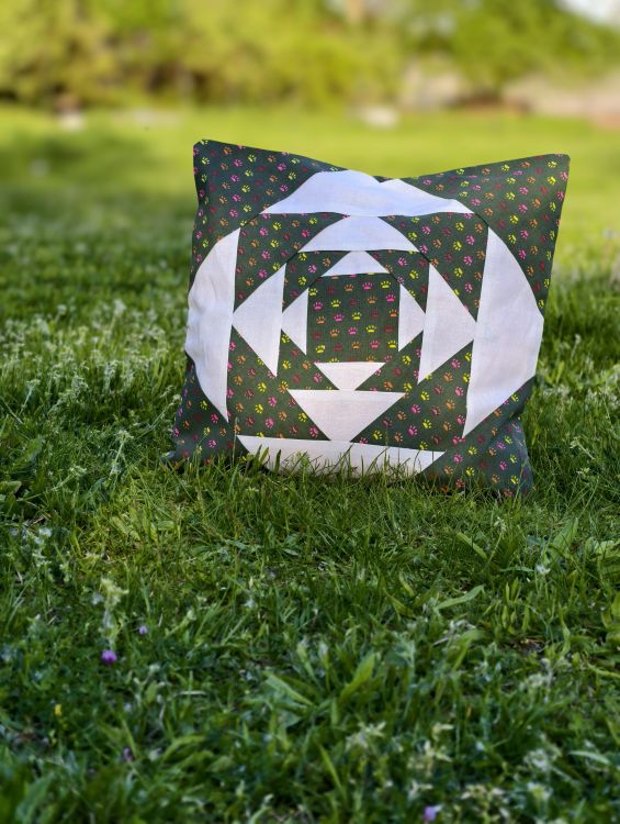 Handmade povlak na polštář s tlapičkami