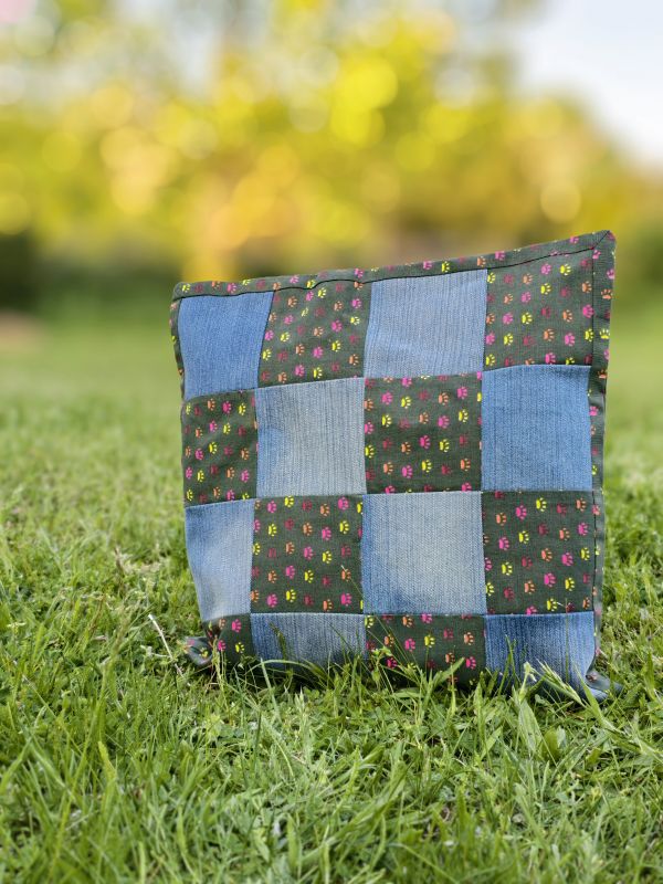 Handmade povlak na polštář s tlapičkami