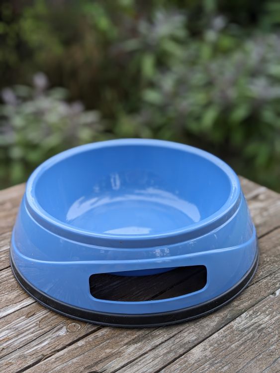 Malá plastová miska s protiskluzem 0.75 l